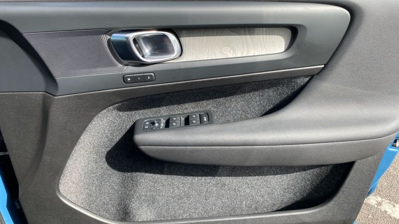 Volvo Xc40 2.0 B4P Plus Dark 5dr AWD Auto Petrol Estate